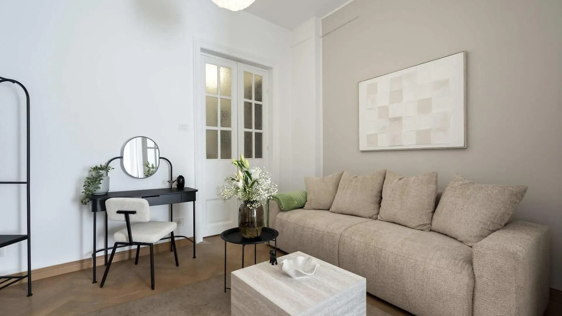 Stunning 3Br - Balcony Overlooking Calea Victoriei Bucharest Romania