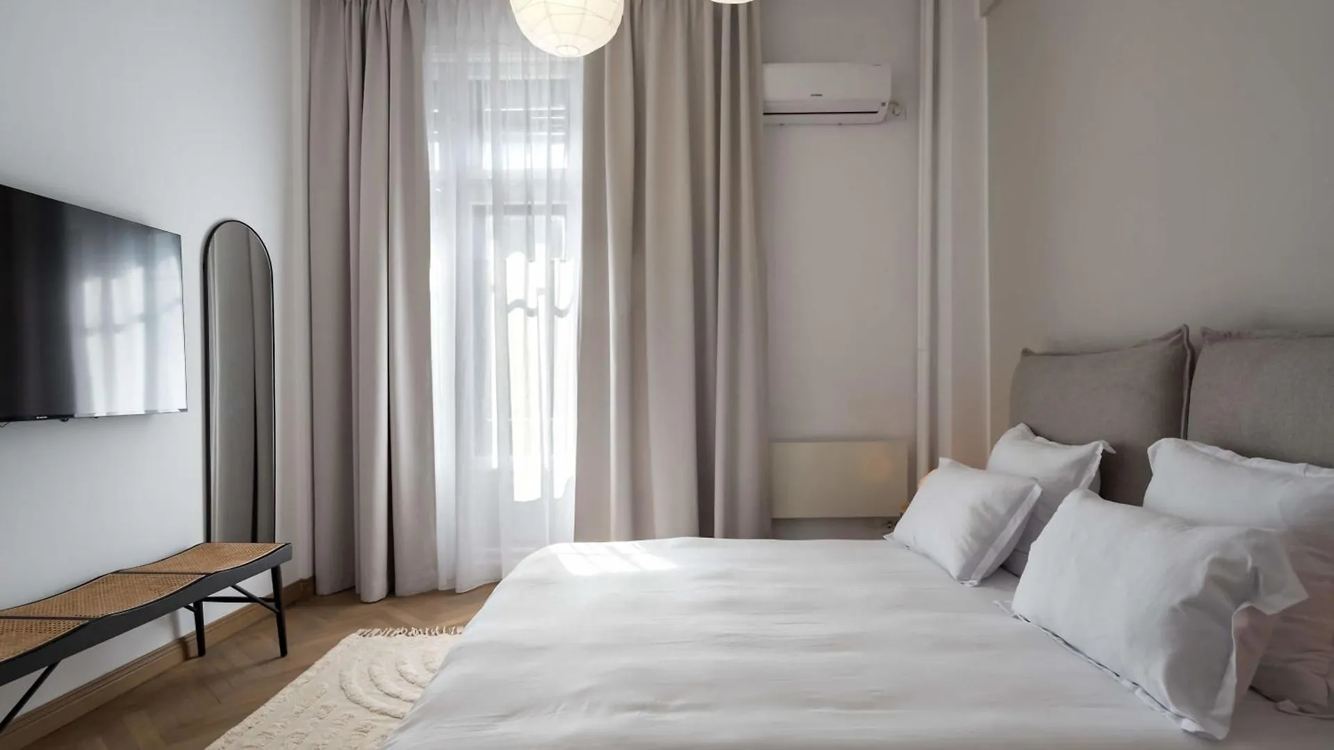 Apartment Stunning 3Br - Balcony Overlooking Calea Victoriei Bucharest