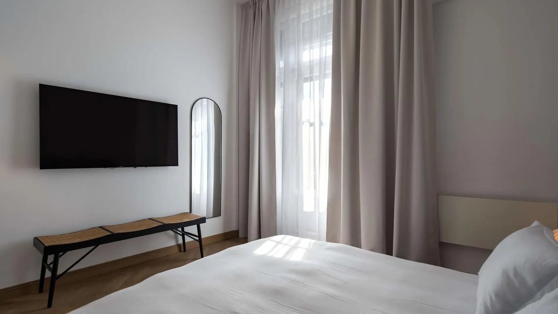 Stunning 3Br - Balcony Overlooking Calea Victoriei Bucharest Romania
