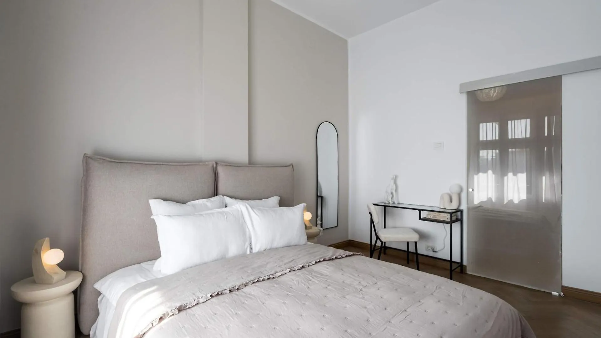 Apartment Stunning 3Br - Balcony Overlooking Calea Victoriei Bucharest Romania