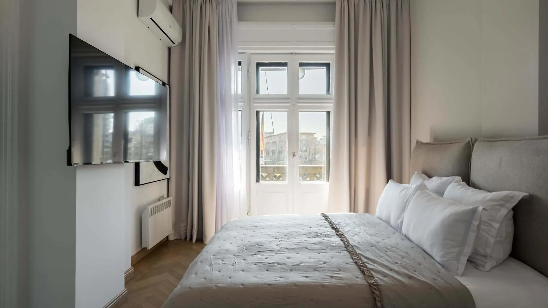 Apartment Stunning 3Br - Balcony Overlooking Calea Victoriei Bucharest