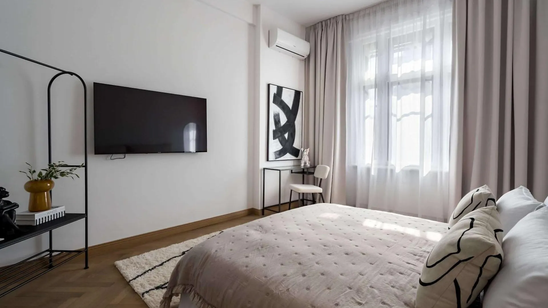 Stunning 3Br - Balcony Overlooking Calea Victoriei Bucharest 0*,