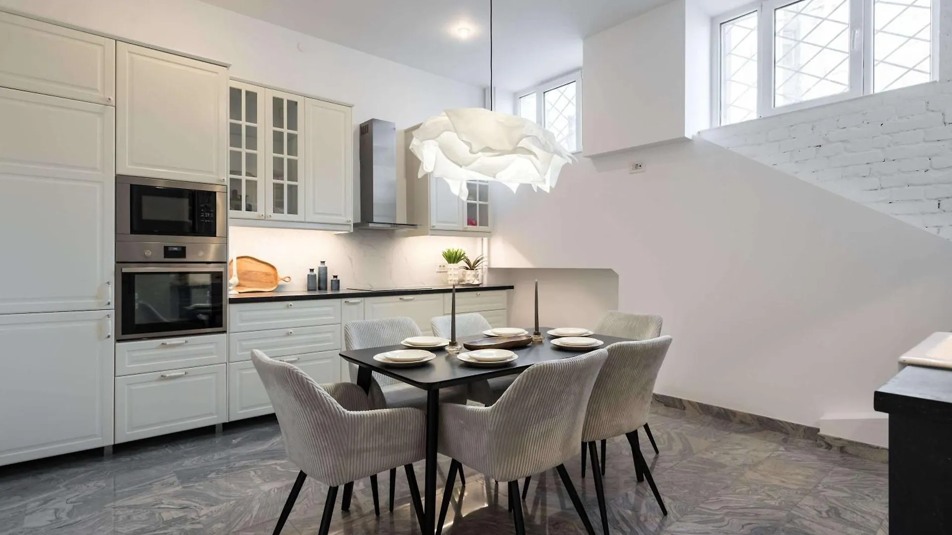Stunning 3Br - Balcony Overlooking Calea Victoriei Bucharest Apartment