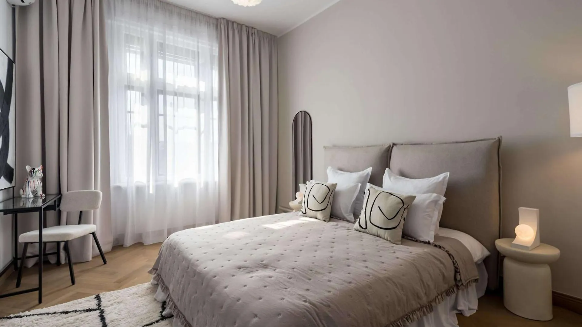 Stunning 3Br - Balcony Overlooking Calea Victoriei Bucharest