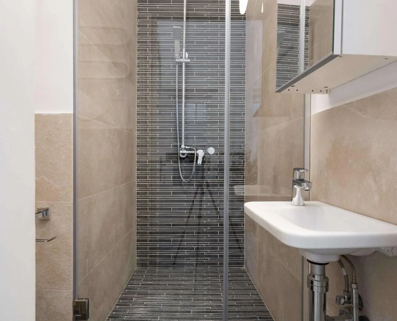 Apartment Stunning 3Br - Balcony Overlooking Calea Victoriei Bucharest