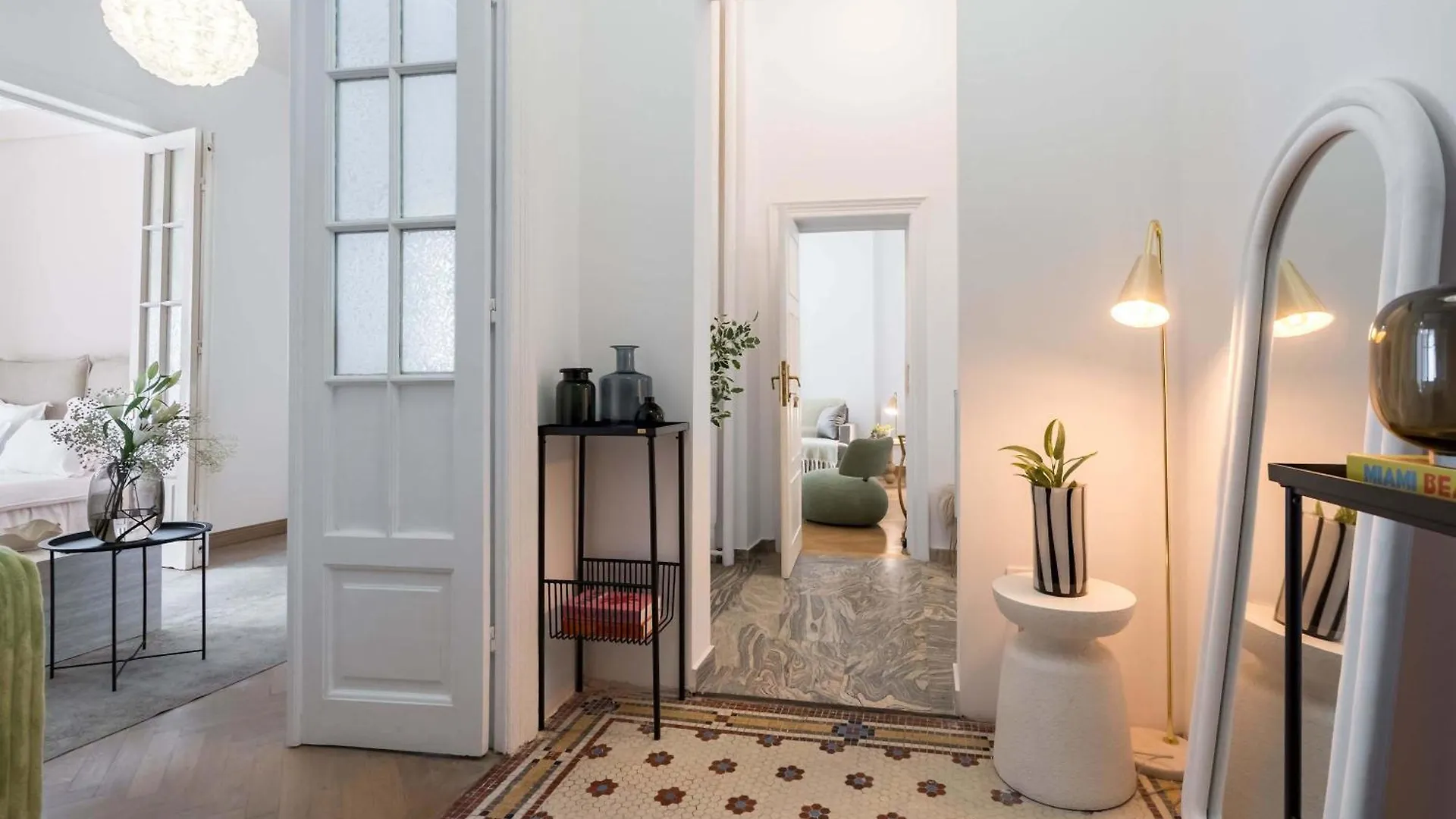 Stunning 3Br - Balcony Overlooking Calea Victoriei Bucharest Romania