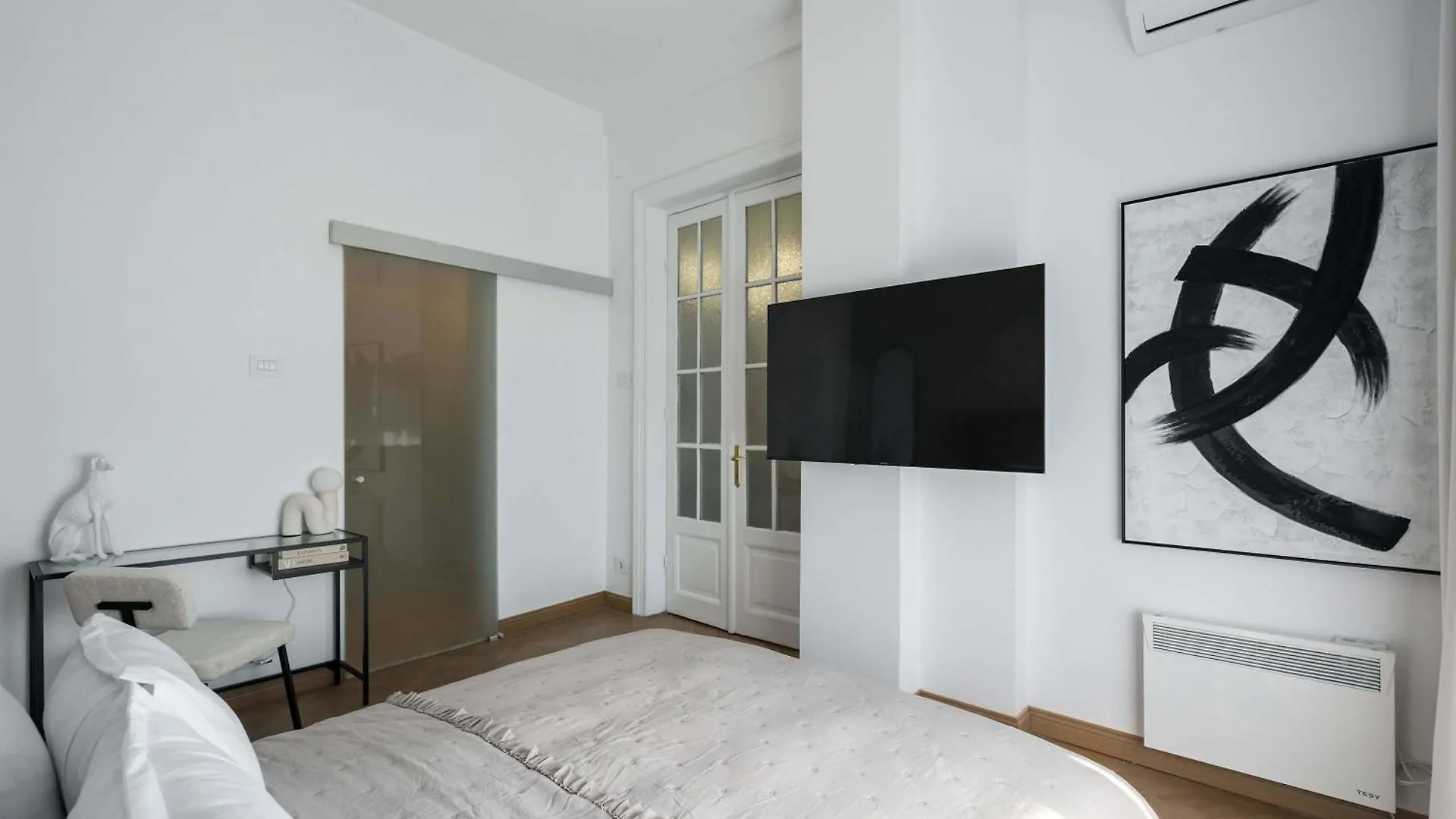 Stunning 3Br - Balcony Overlooking Calea Victoriei Bucharest 0*,