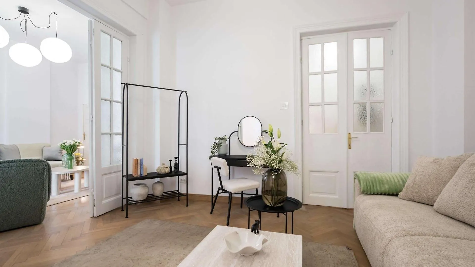 Stunning 3Br - Balcony Overlooking Calea Victoriei Bucharest 0*,  Romania