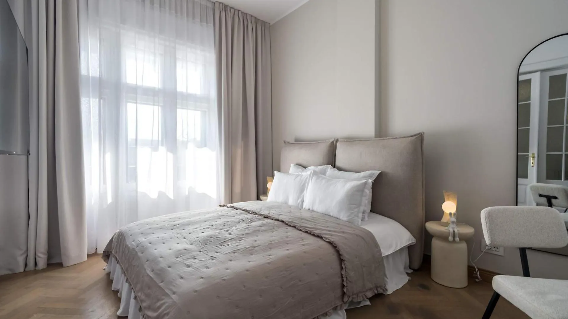 Stunning 3Br - Balcony Overlooking Calea Victoriei Bucharest Apartment