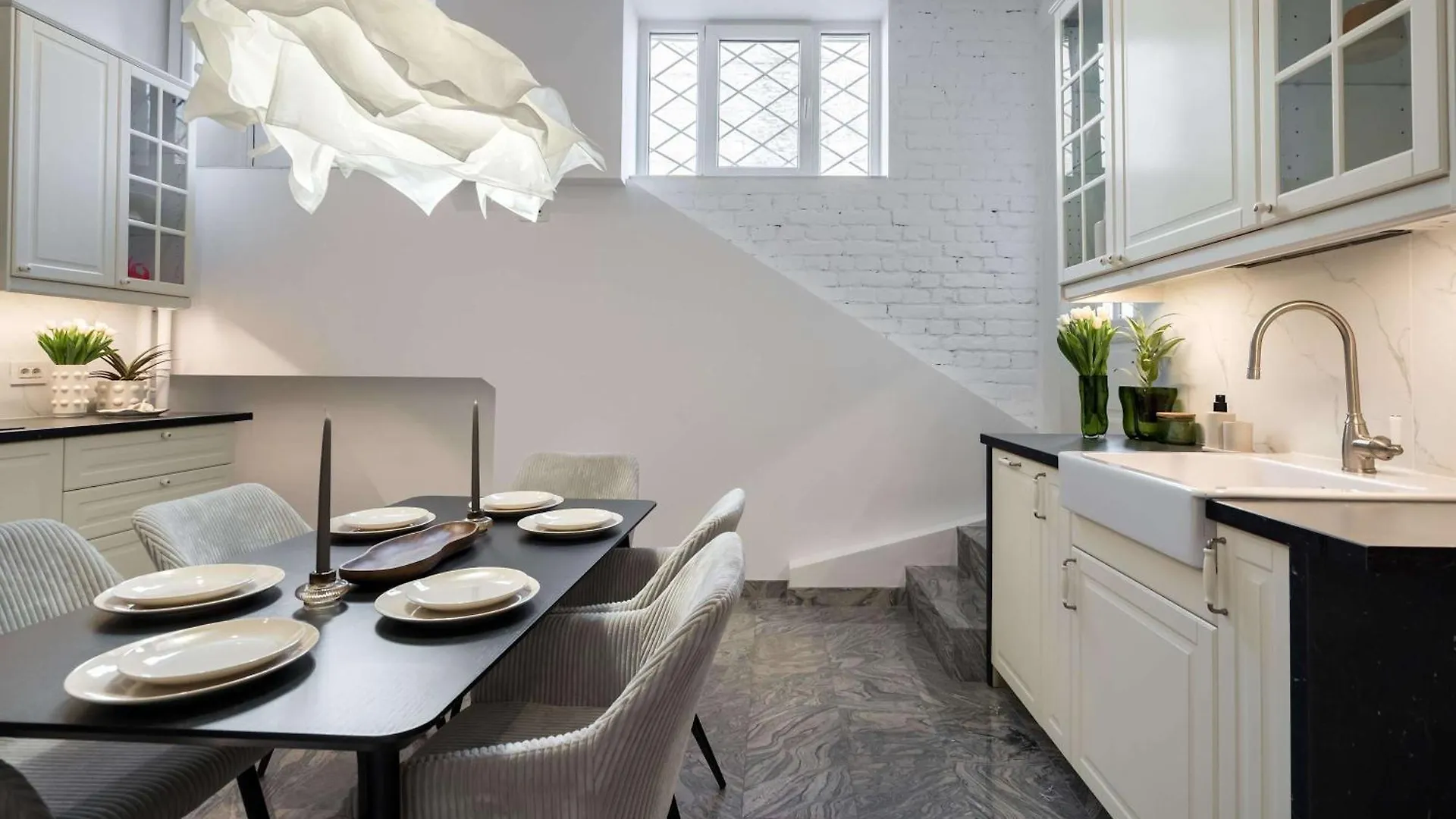 Stunning 3Br - Balcony Overlooking Calea Victoriei Bucharest