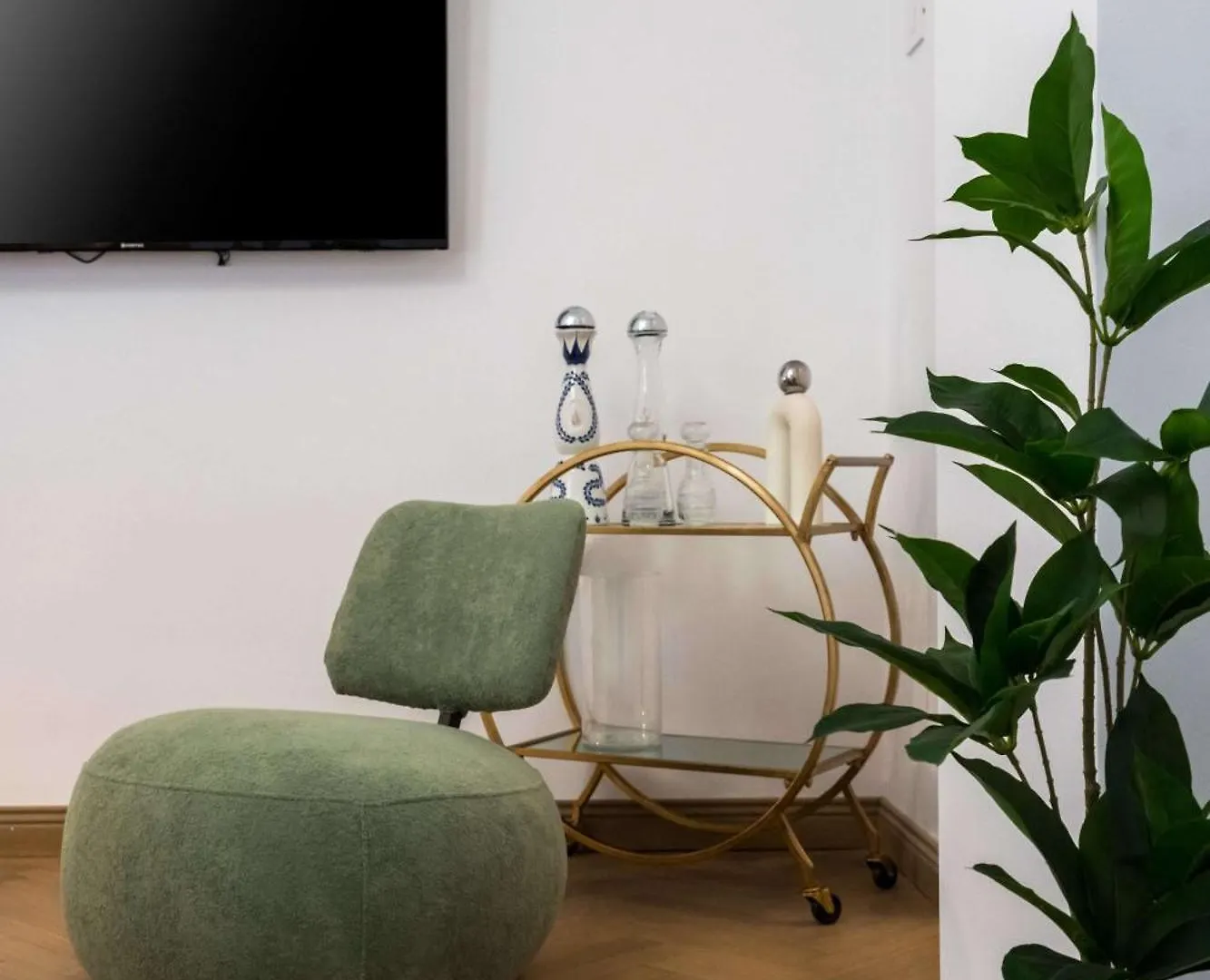 Stunning 3Br - Balcony Overlooking Calea Victoriei Bucharest Apartment