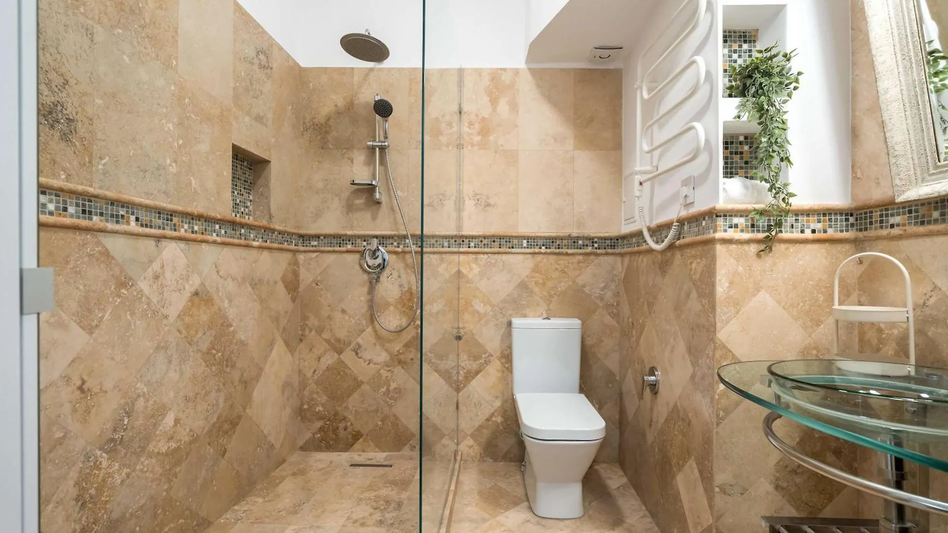 Stunning 3Br - Balcony Overlooking Calea Victoriei Bucharest 0*,