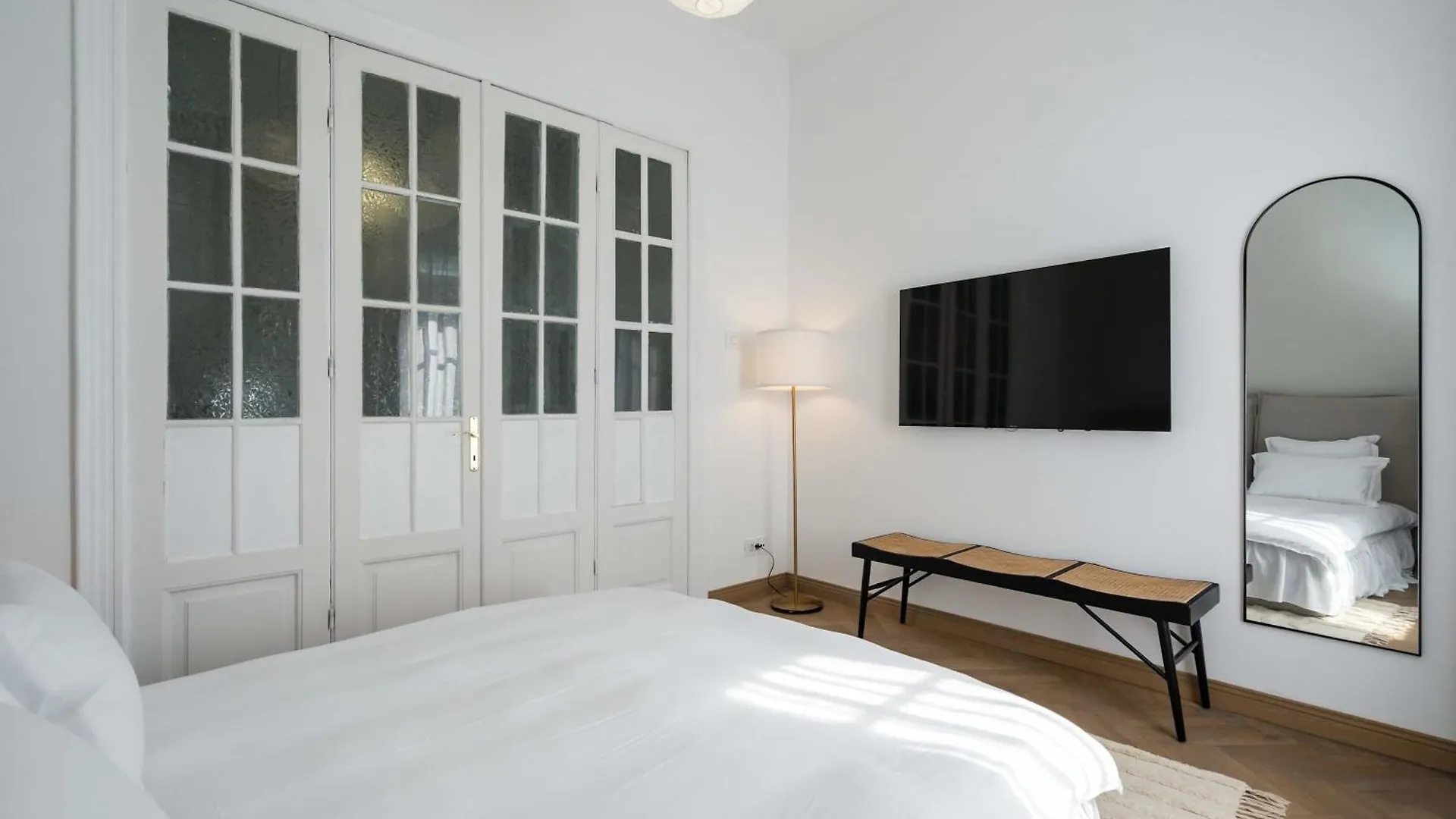 Appartamento Stunning 3Br - Balcony Overlooking Calea Victoriei Bucarest