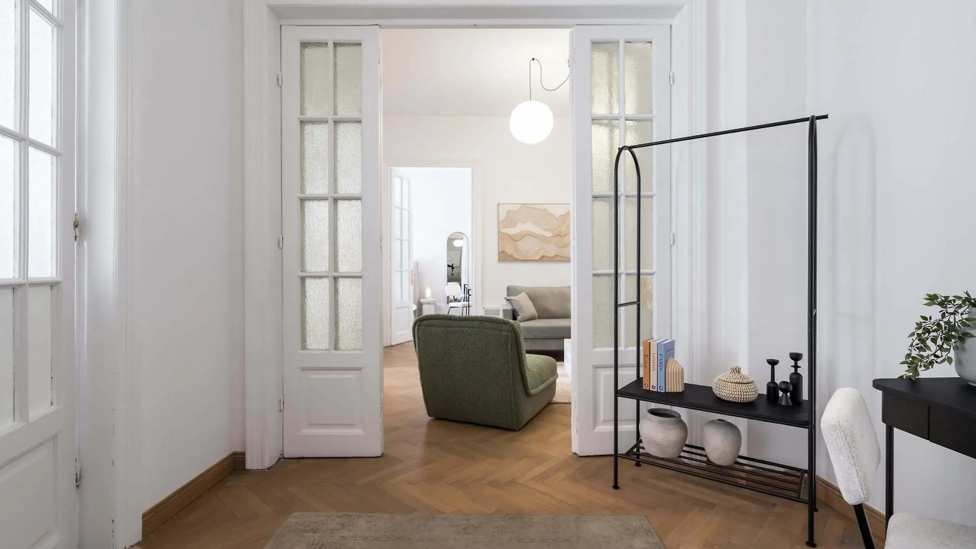Stunning 3Br - Balcony Overlooking Calea Victoriei Bucarest