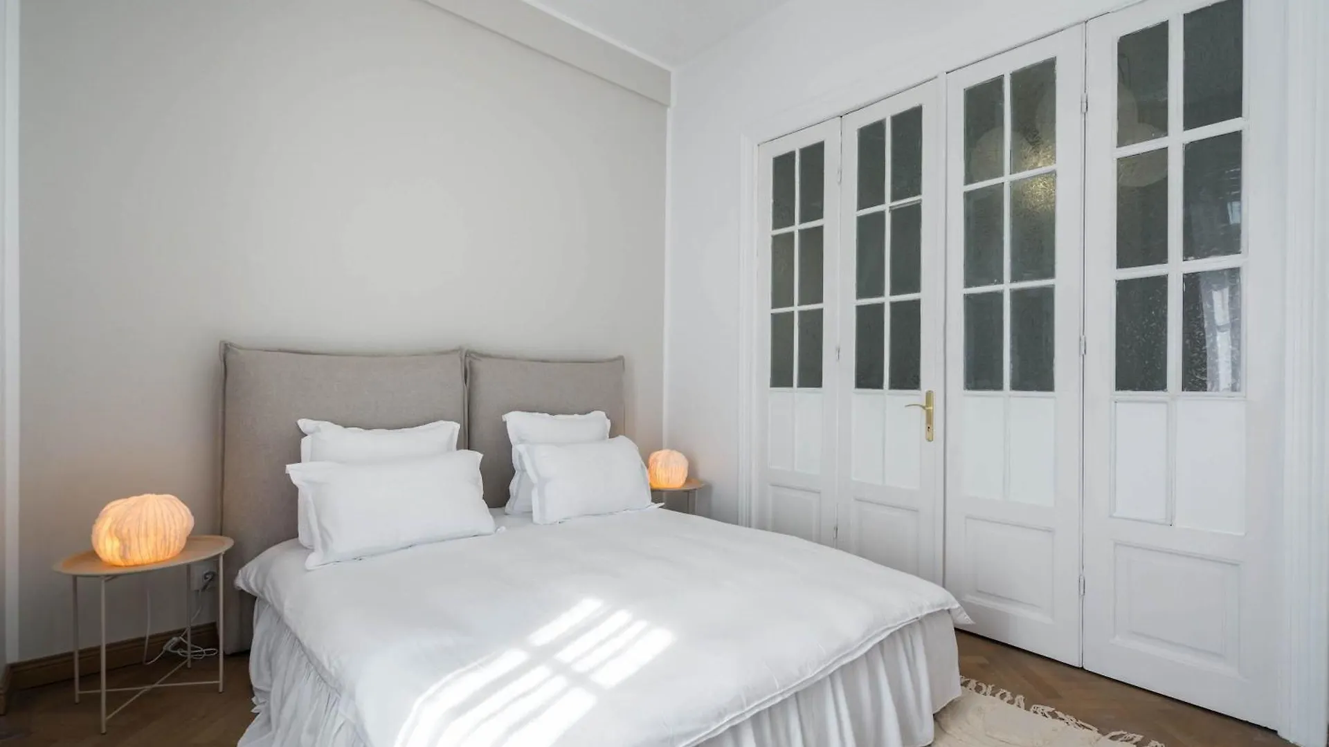 Stunning 3Br - Balcony Overlooking Calea Victoriei Bucarest