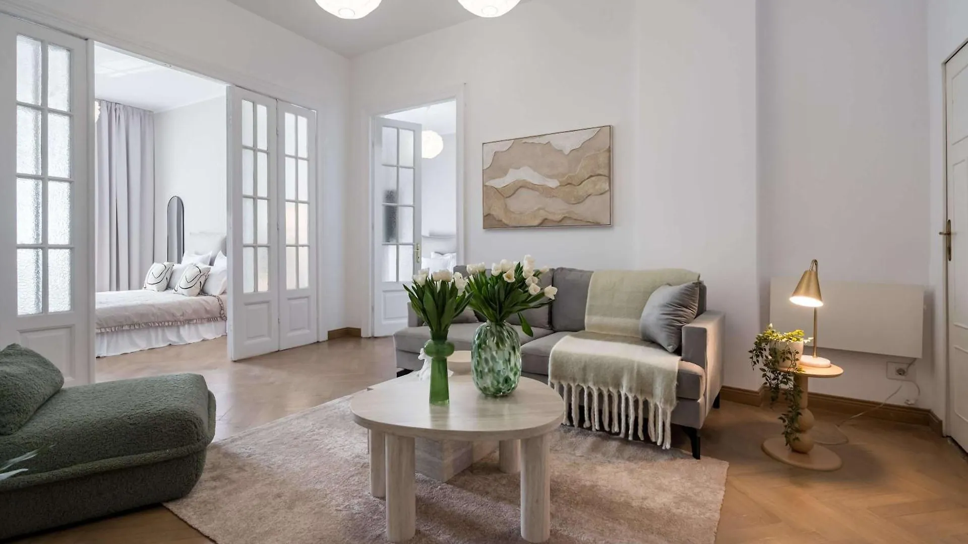Apartment Stunning 3Br - Balcony Overlooking Calea Victoriei Bucharest