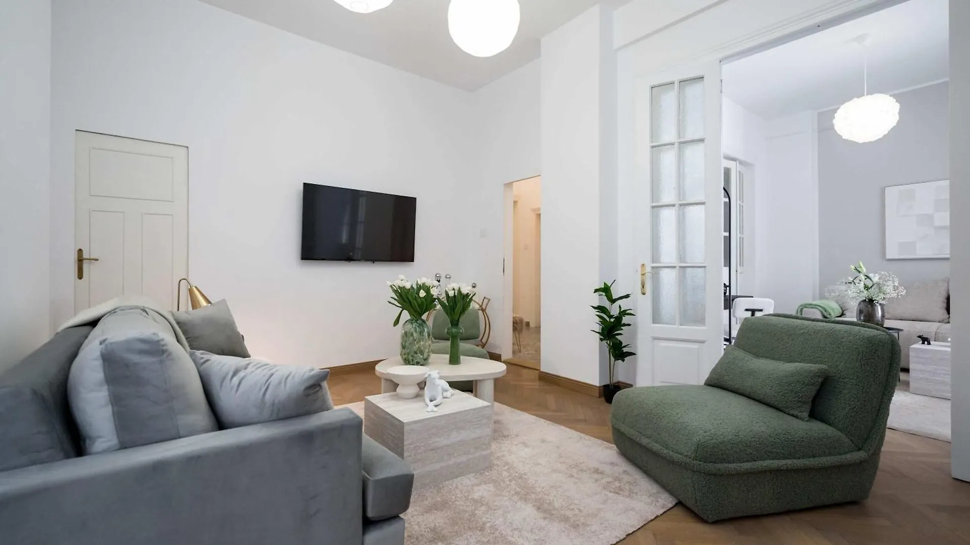 Stunning 3Br - Balcony Overlooking Calea Victoriei Bucharest Romania