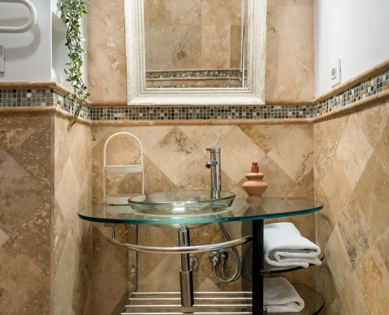 Apartment Stunning 3Br - Balcony Overlooking Calea Victoriei Bucharest Romania