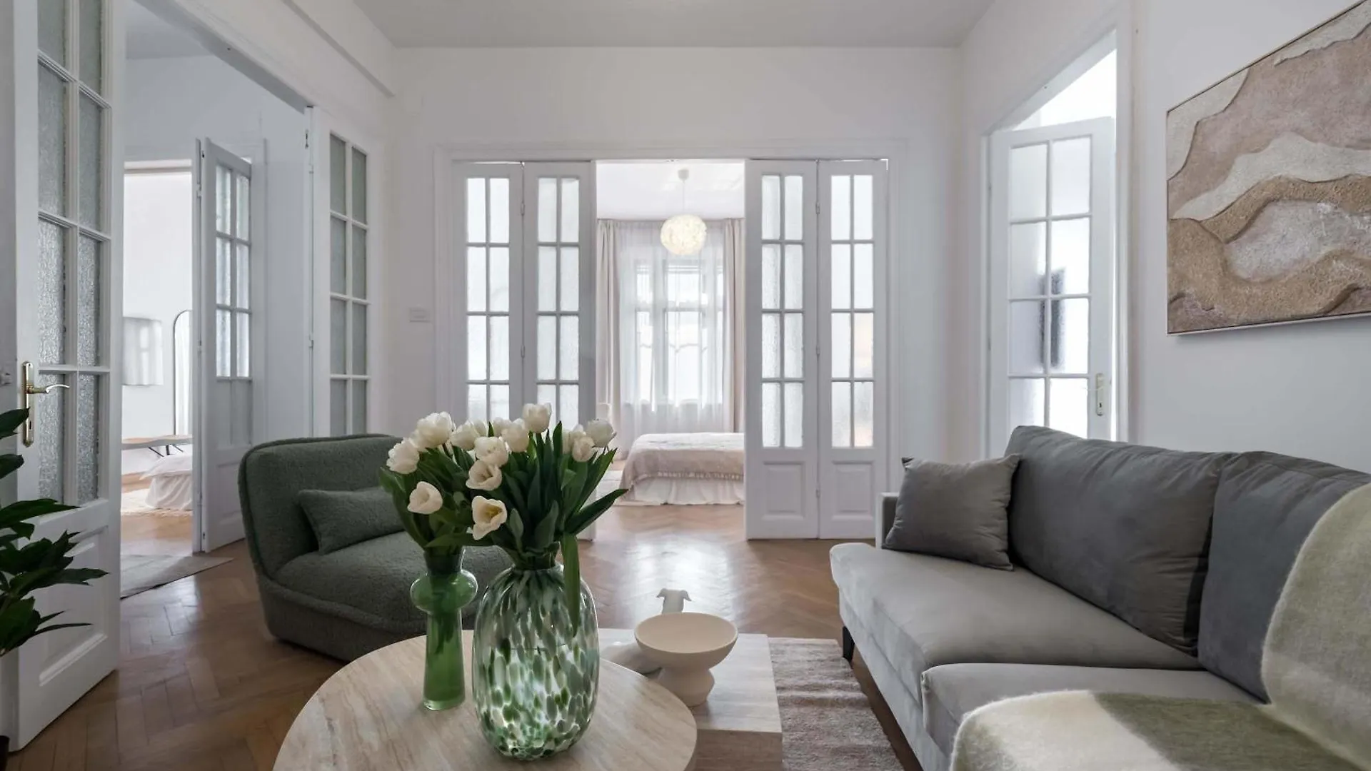 Stunning 3Br - Balcony Overlooking Calea Victoriei Bucharest Apartment