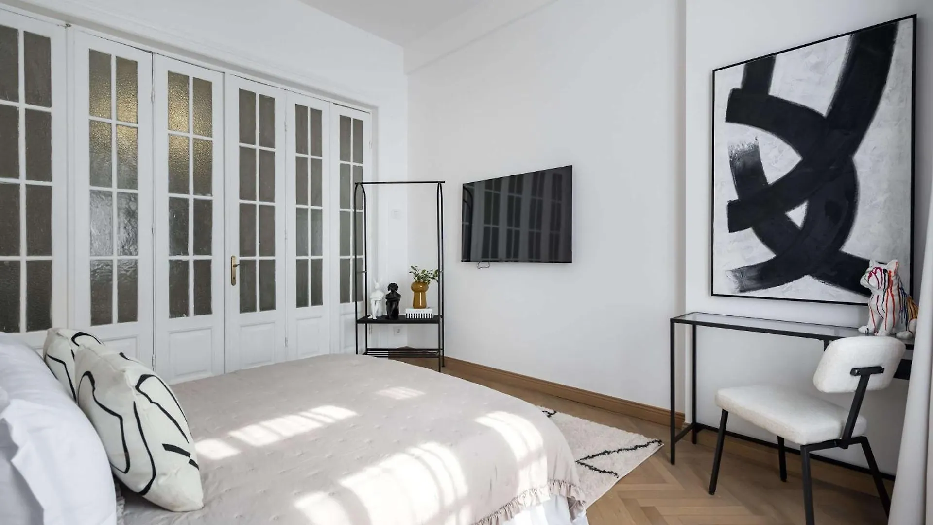 Stunning 3Br - Balcony Overlooking Calea Victoriei Bucharest