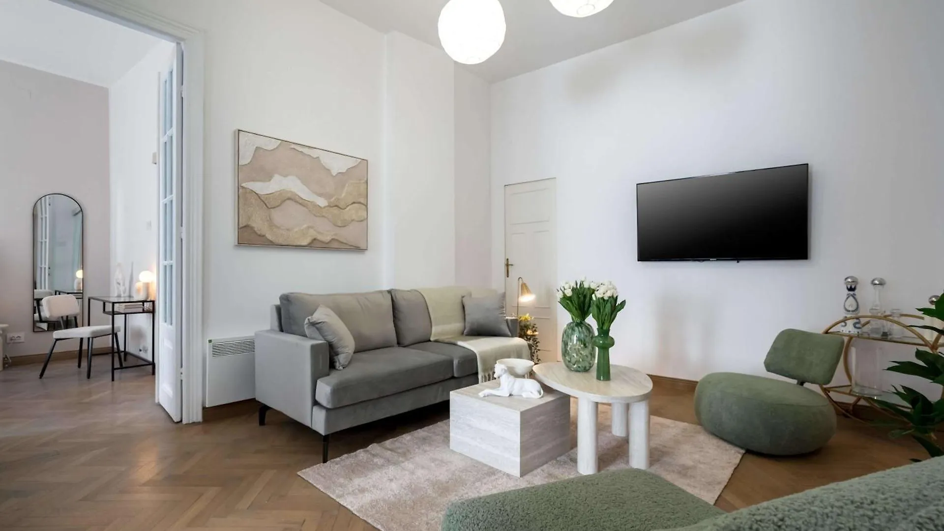 Apartment Stunning 3Br - Balcony Overlooking Calea Victoriei Bucharest