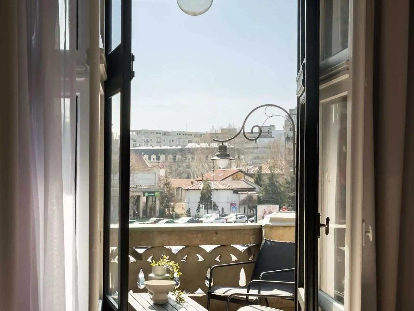 Apartment Stunning 3Br - Balcony Overlooking Calea Victoriei Bucharest